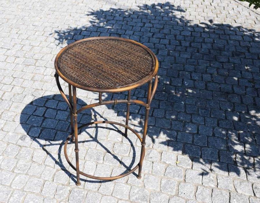 Mesa de apoio metálica e tampo em vime, feita na Tailândia