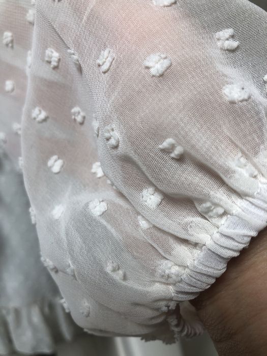 Vestido bege com folho