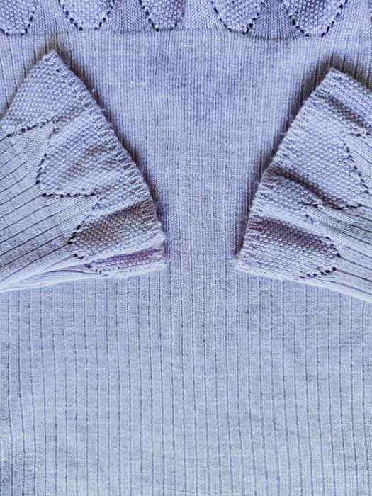 Fioletowy sweterek z dzianinową koronką