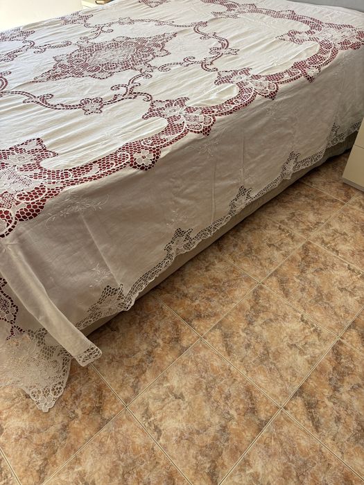 Colcha de casal em linho com bordado e renda de veneza