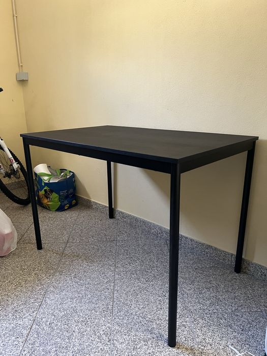 Mesa para 4 pessoas e cadeiras