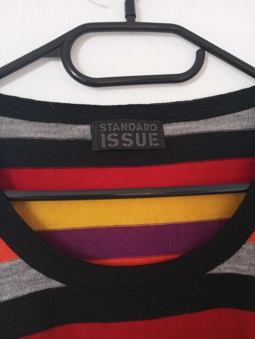 Sweter w kolorowe paski Standard Issue