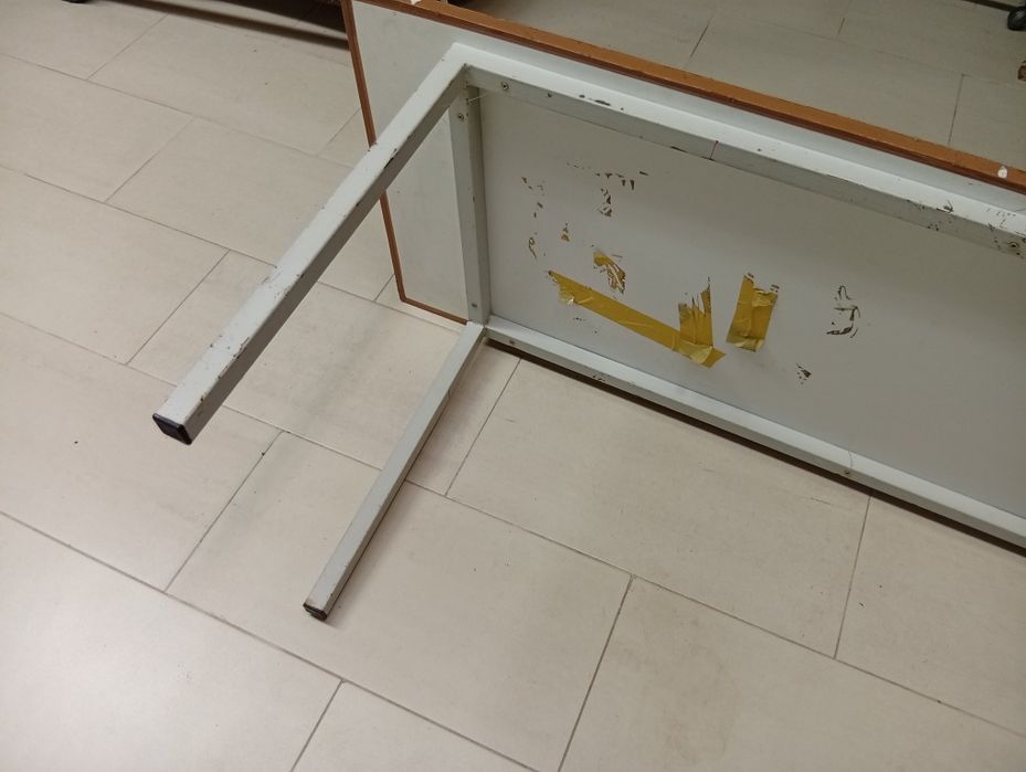 Mesa de madeira com estrutura em ferro.