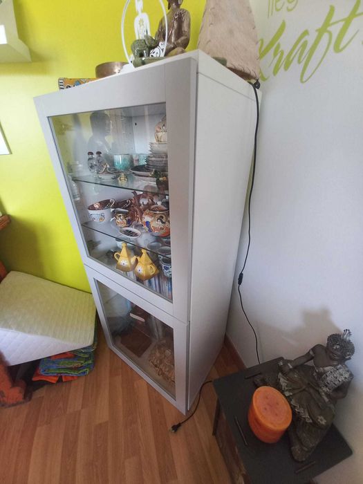 Viitrine branca com portas e prateleiras em vidro
