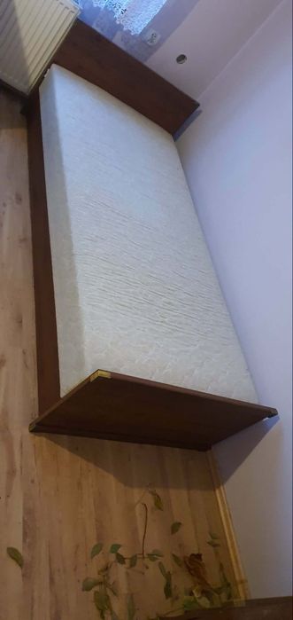 Łóżko z materacem