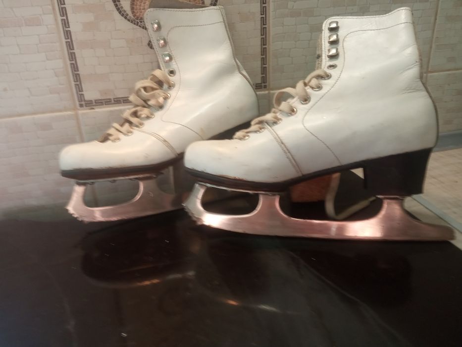 Коньки фигурные белые