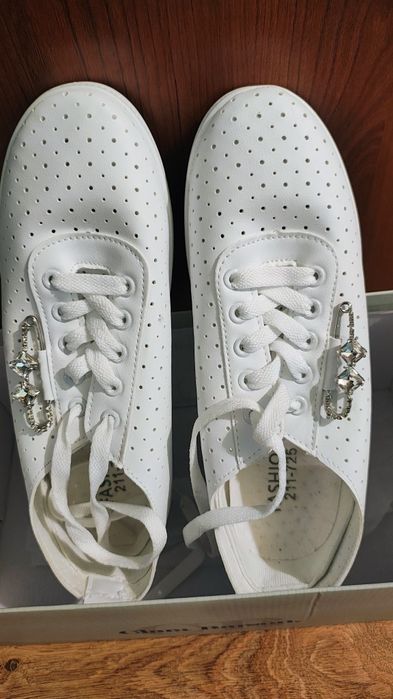 Perforowane trampki, rozmiar 39