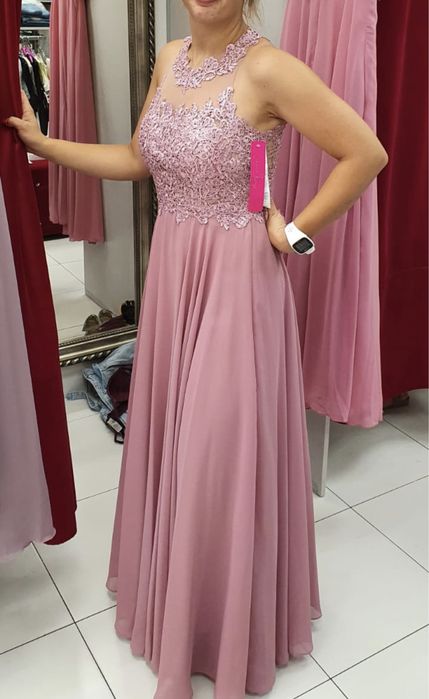 Długa różowa suknia