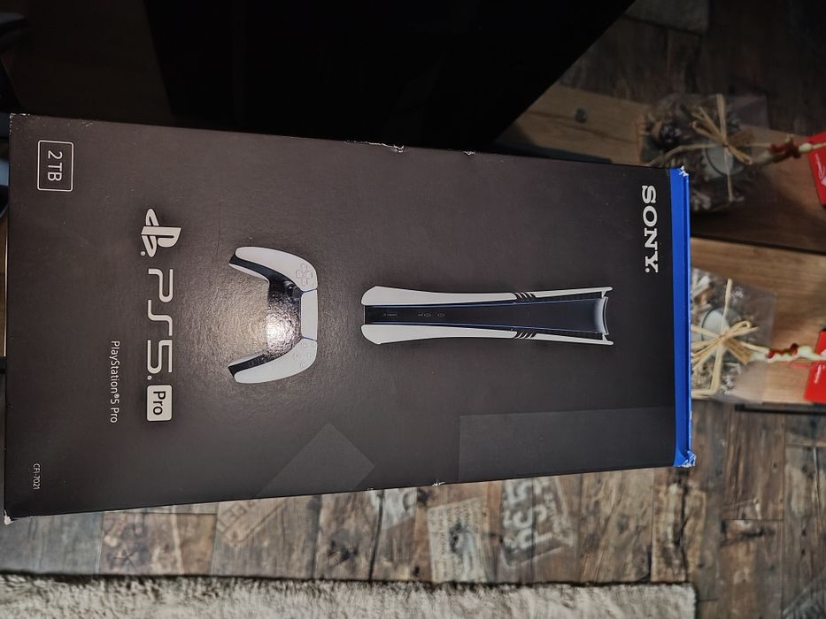 Ps 5 PRO 2tb + 2 pady