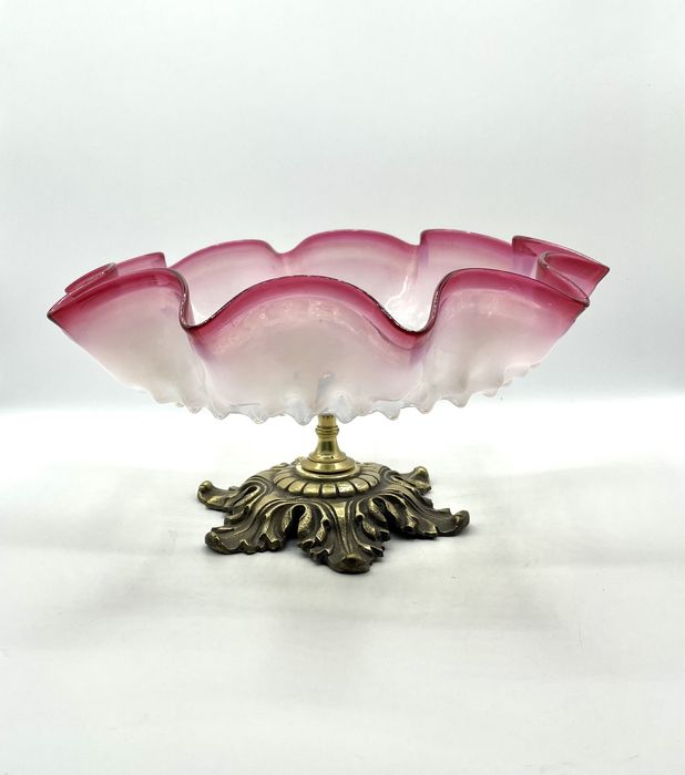 Fruteira com vidro opalino ondulado Art Nouveau