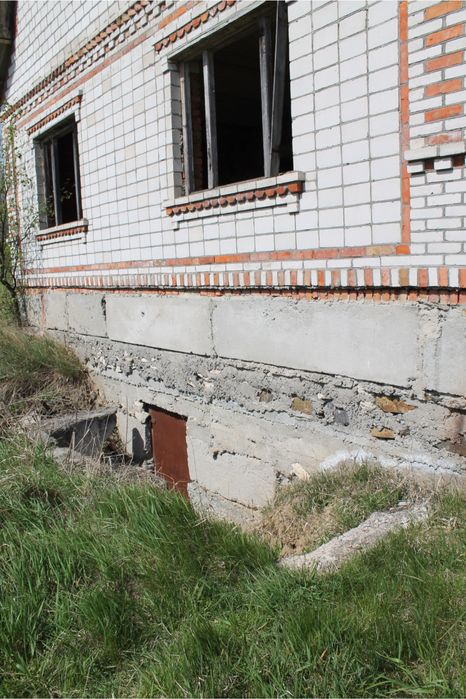 Продам недобудований будинок з ділянкою 12 соток,м.Бар