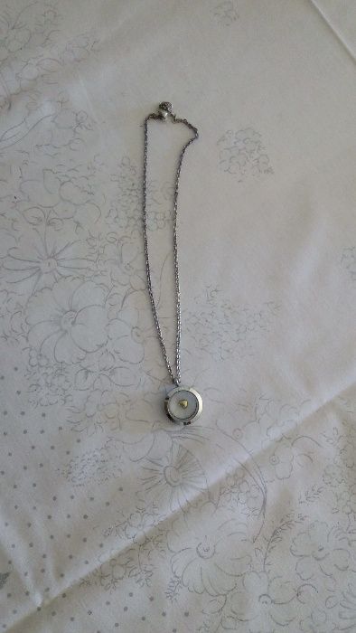 Colar com medalha e flutuante
