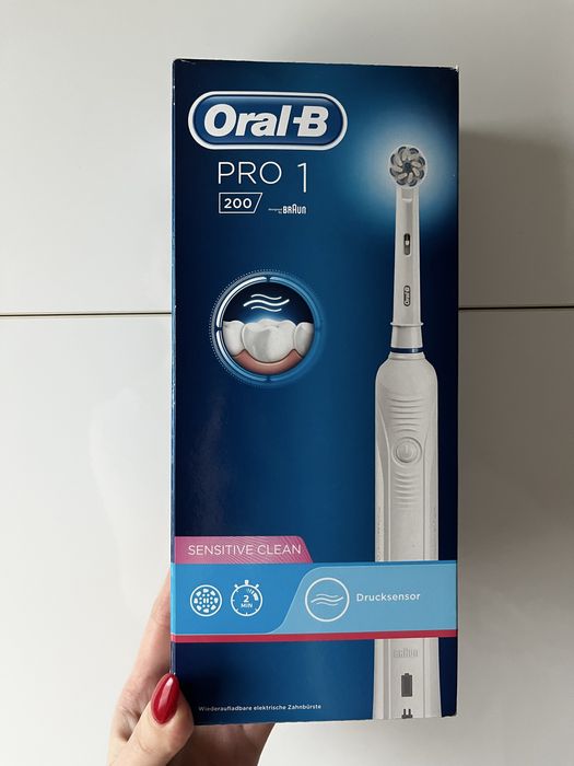 Елекрична зубна щітка Oral B з 1 додатковою насадкою