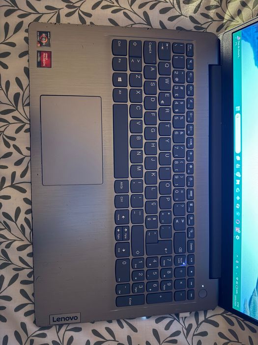 Portátil Lenovo IdeaPad 3