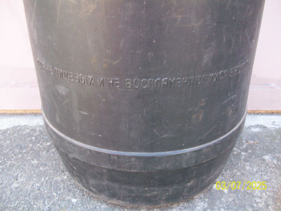 Пластикова чорна бочка на 50 л. .