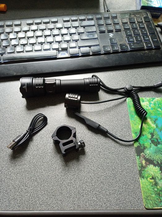 Підствольний ліхтар з виносною кнопкоюю кнопкою. Має вудовану зар