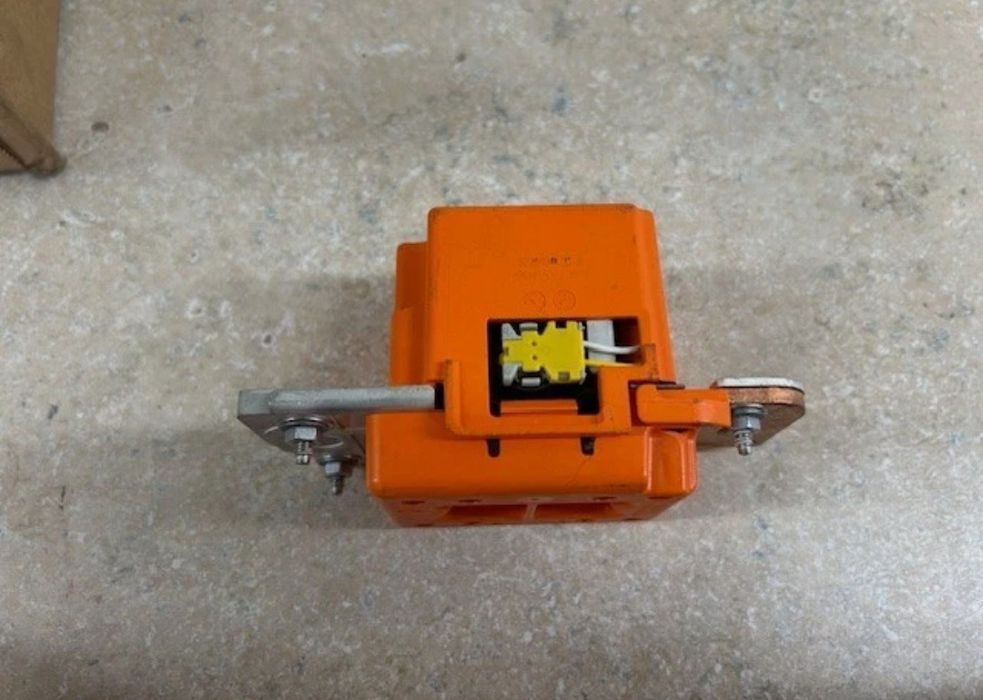 Запобіжник (піропатрон) батареї Tesla X 100D