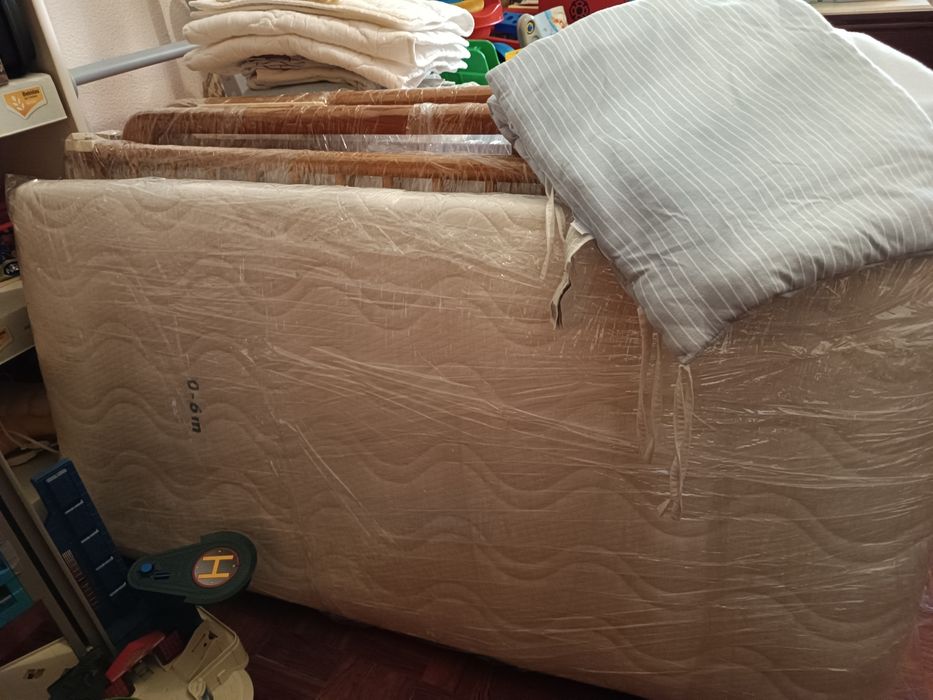 Colchão e cama de bebé