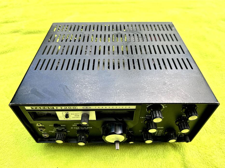 Yaesu FT-200 SSB Transceiver – klasyczny transceiver krótkofalarski vintage