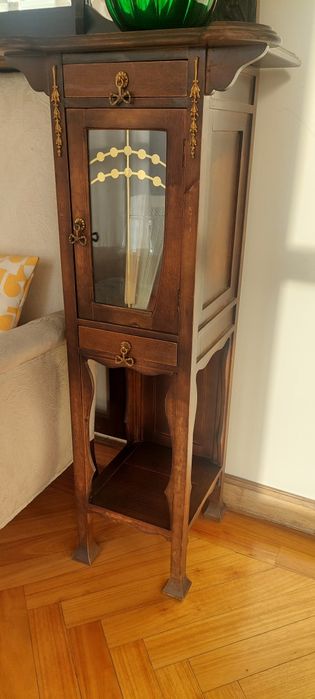 Móvel com sofá e espelho