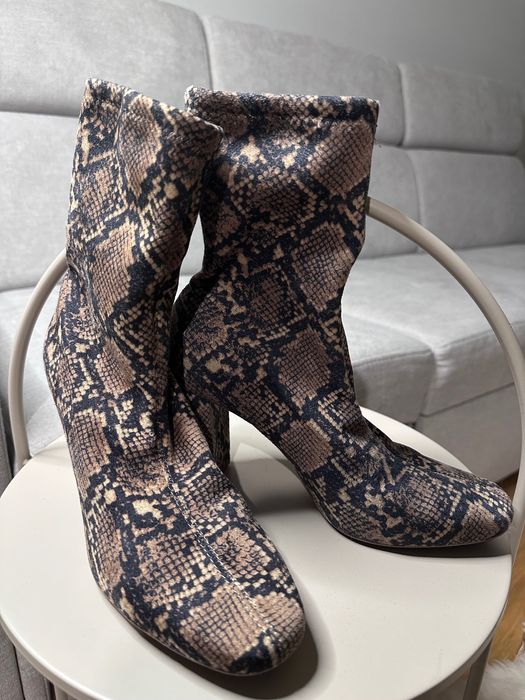 Botki na obcasie H&M wężowy wzór 8,5 cm – stan bdb