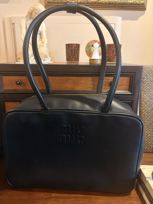 Mala preta tipo Miu Miu