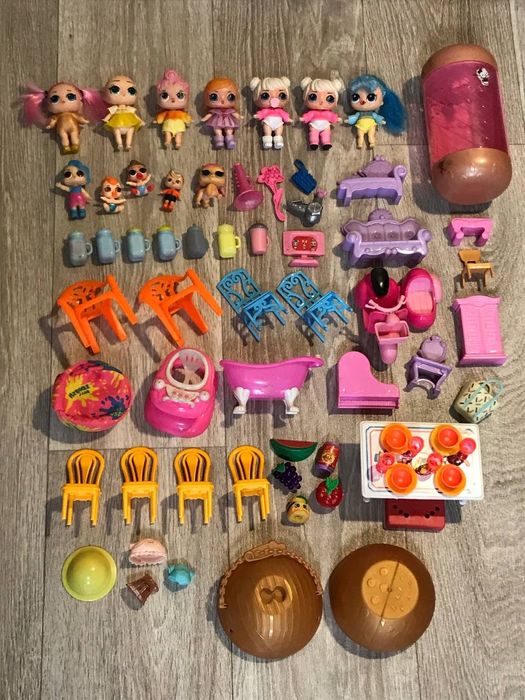 Коллекция кукол LOL, мебели и аксессуаров.