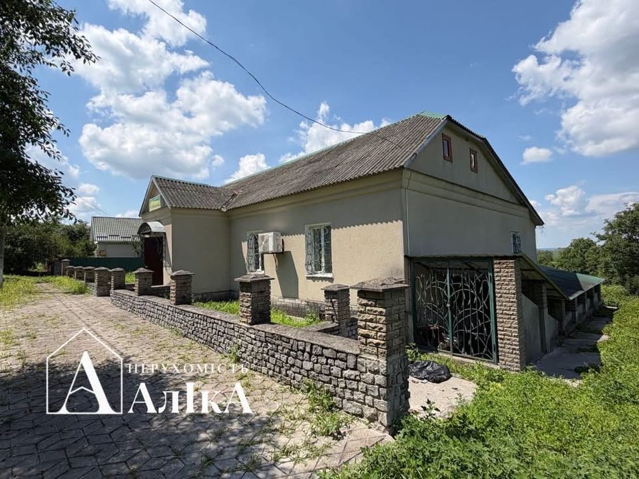 Продам приміщення в центрі села Вербка!