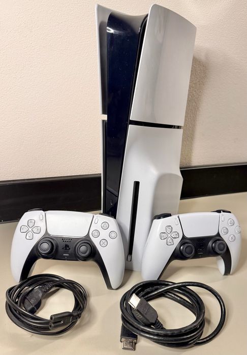 PS5 Slim Disc + 2 Pads