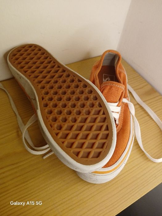 Vans 31.5 em muito bom estado. Cor laranja