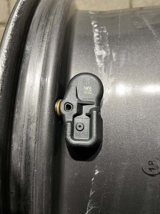 Alufelgi 5x114,3 18 cali Toyota Rav4 CH-R Corolla Cross czujniki TPMS
