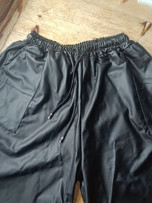 Bermudy z ekoskórki