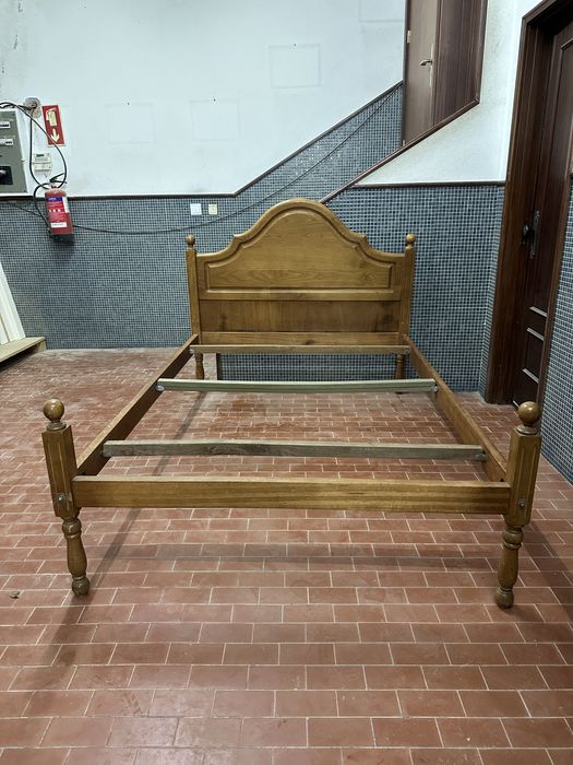 Cama de madeira com estrado