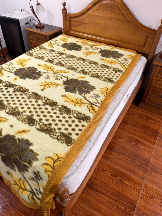 Cama e 2 mesinhas de cabeceira em madeira