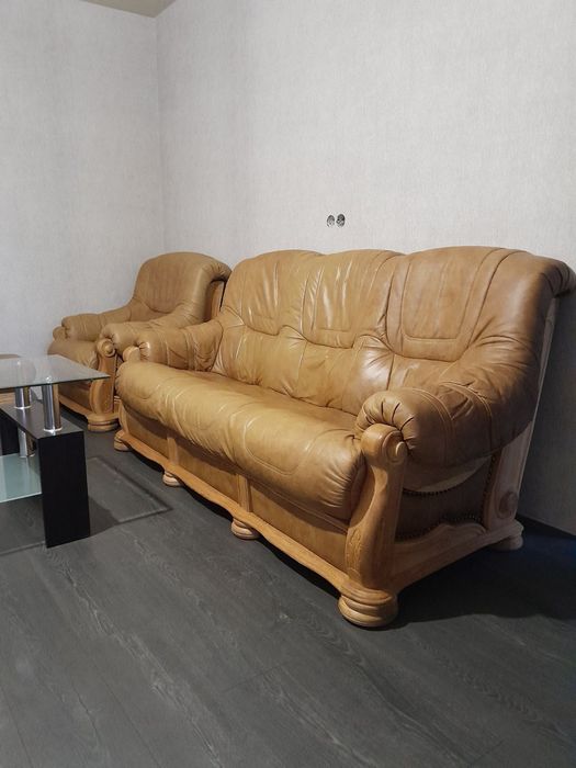 Набір шкіряний диван крісла та пуф