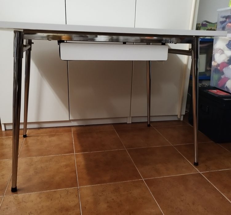 White table with chrome metal frame (vintage, 1970s)64751788761985122