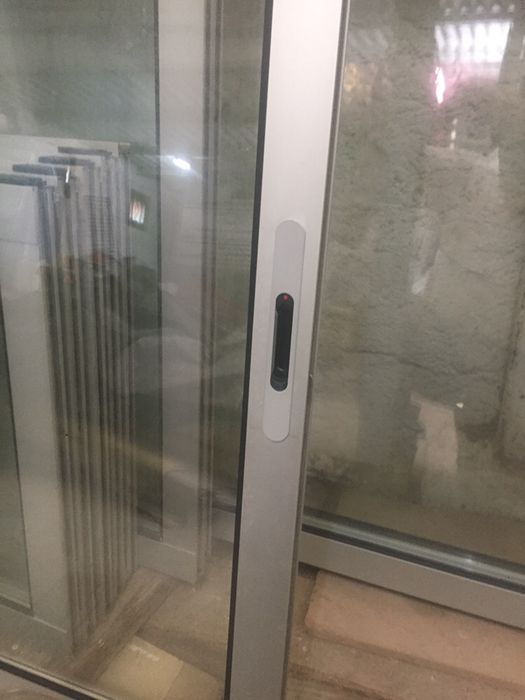 Janelas de correr em vidro duplo, com aros e Janelas novas.