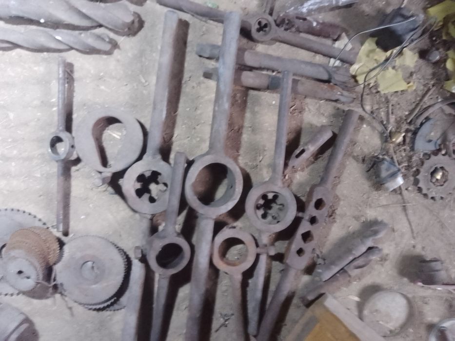 Великий лот інструменту СРСР (380+ од.): Мітчики, плашки, фрези, розго