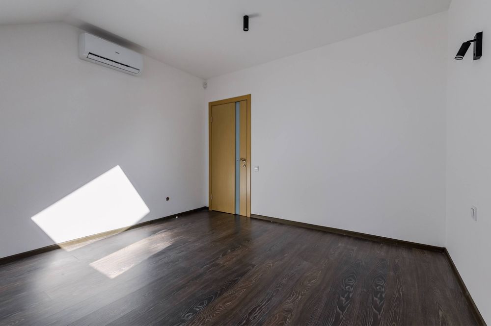 Квадрохаус 120 м² у Бучі, вул. Революції — $152 000. Індивідуальне газове опалення, тепла підлога, мансарда. Зроблено Якісний Ремонт.
