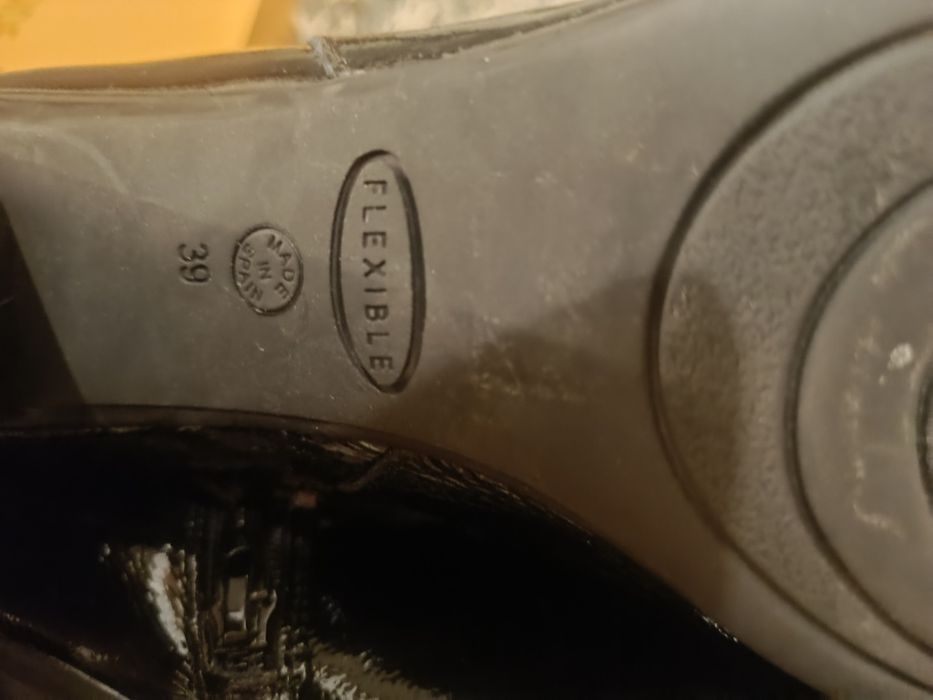Botins em pele/ verniz  tam.39