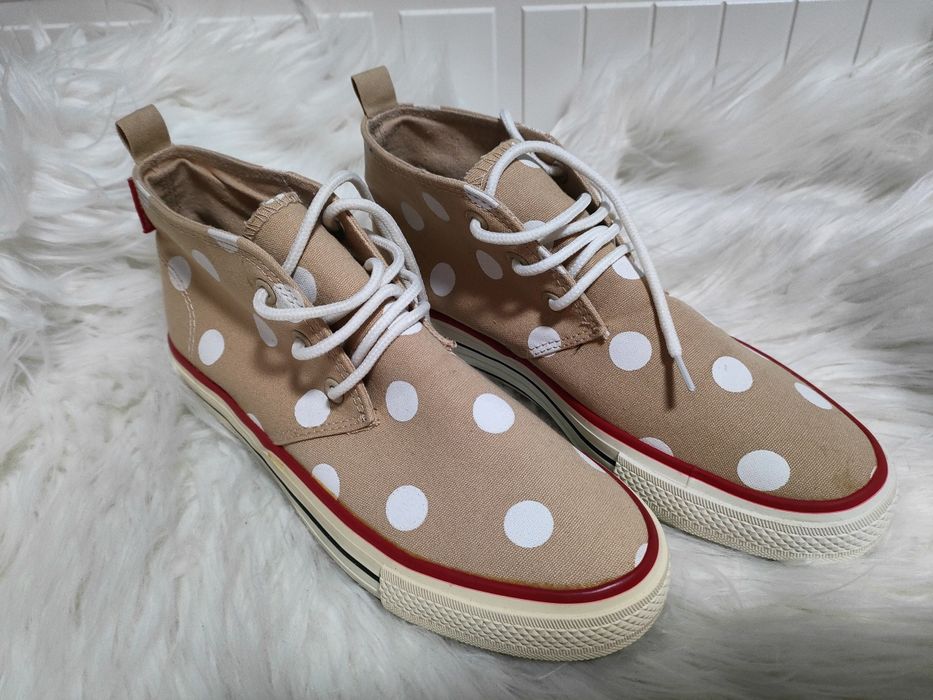 Beżowe trampki w grochy