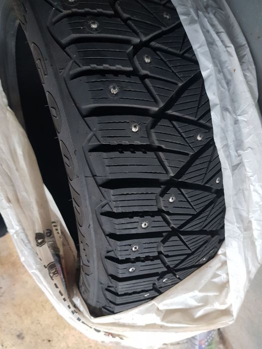 Продам автошини з шипами