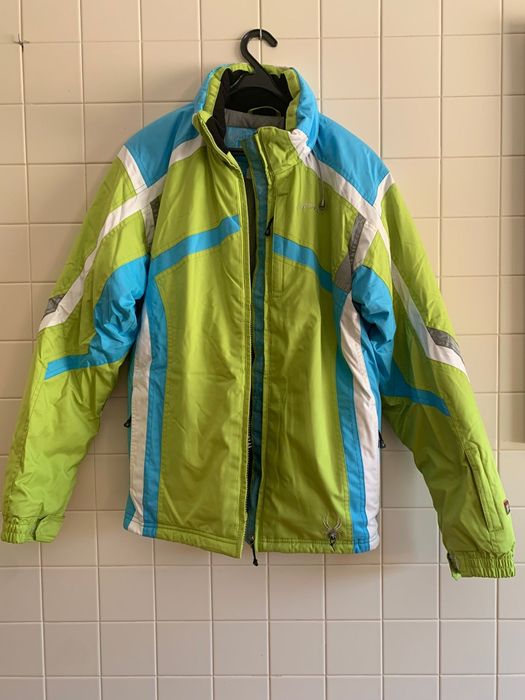 Fato de neve pouco usado