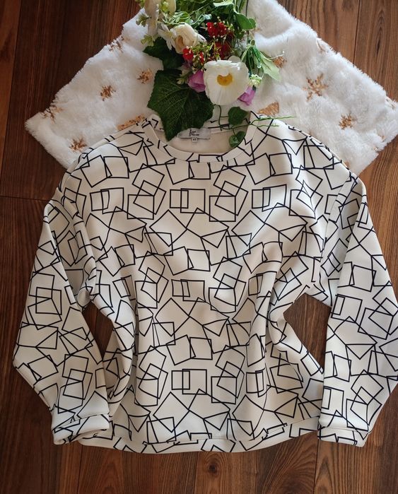 Biała bluza XS kwadraty