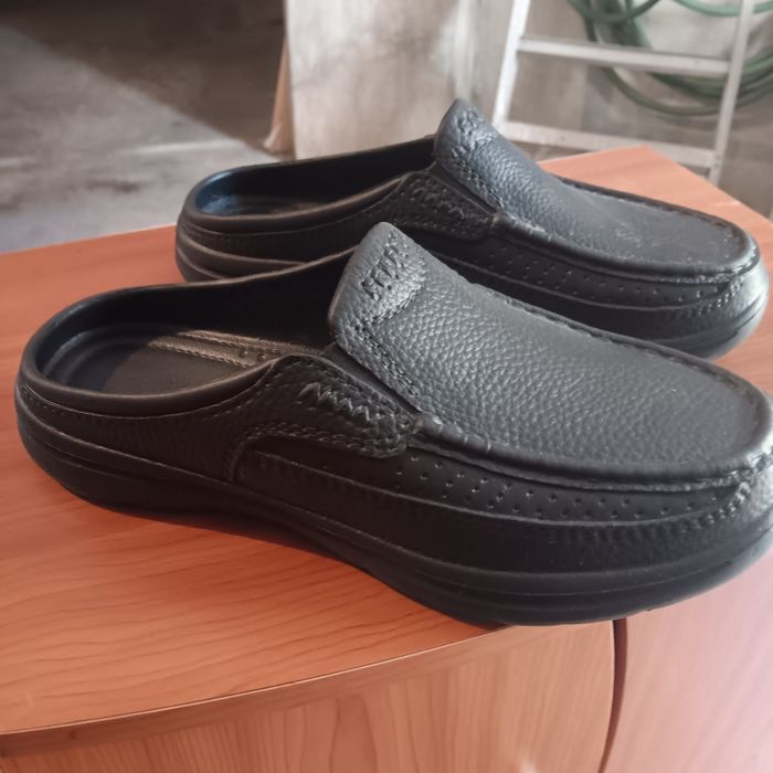 Vendo 1 par de chinelos para homem