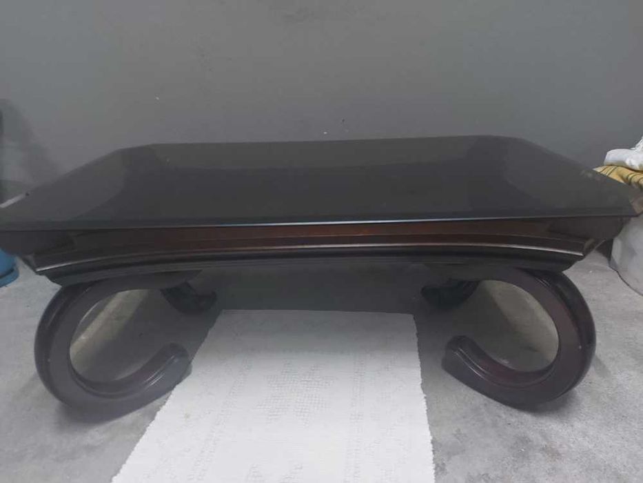 Mesa de Centro Clássica - Vidro Fumado e Madeira Escura