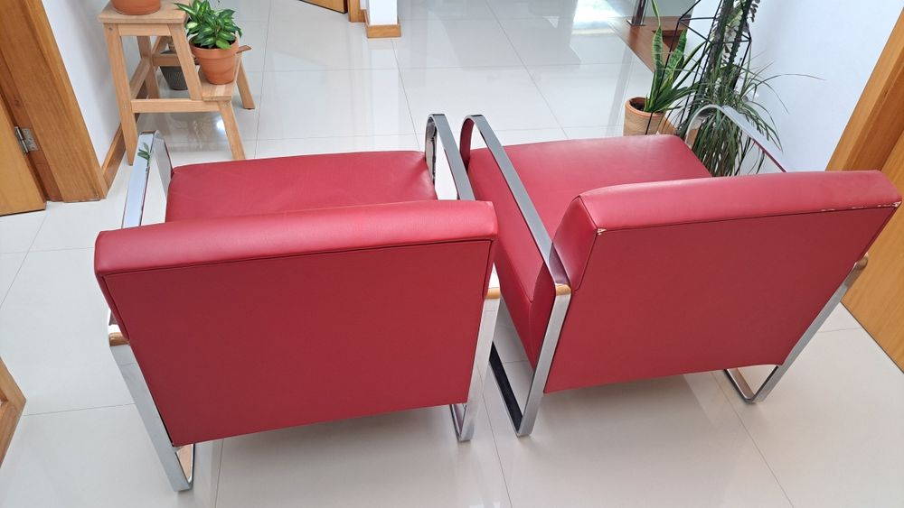 Cadeirão vermelho em pele