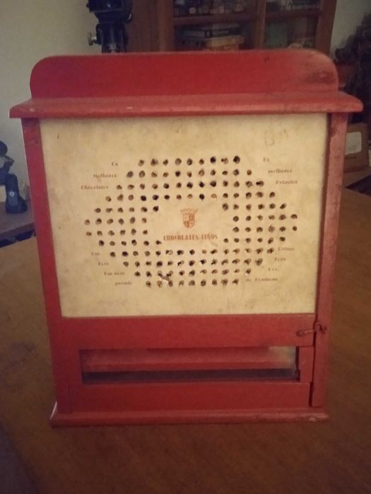 Caixa furos chocolates madeira antiga