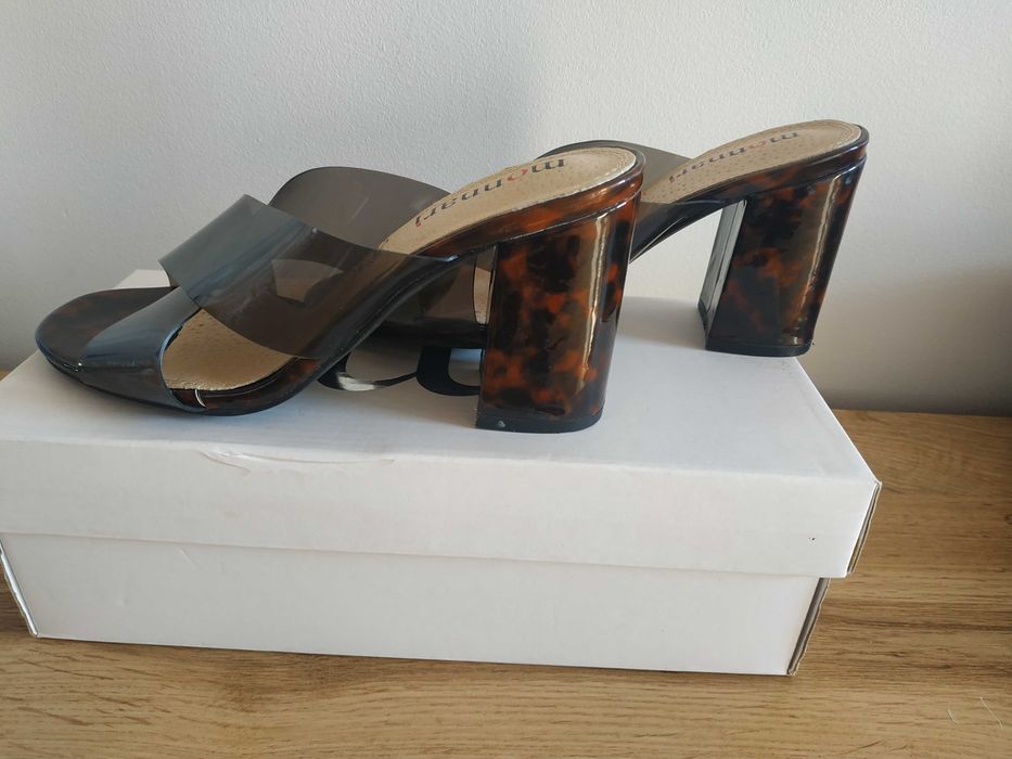 Buty klapki na obcasie