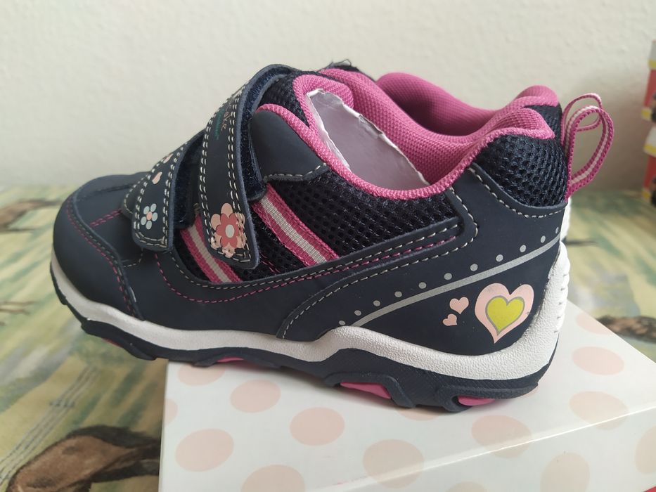 Дівчачі кросівки. Нові.